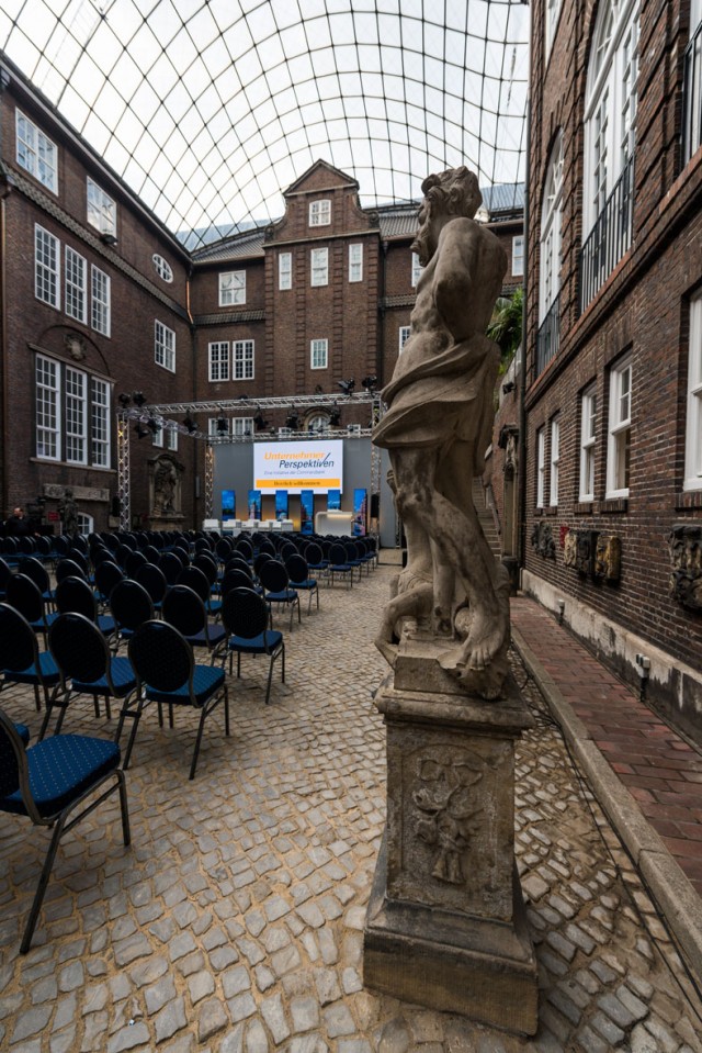 Podiumsdiskussion im Innenhof